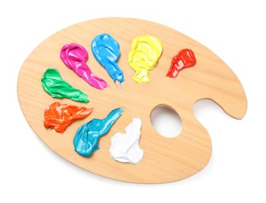 Beyaz arka planda boyaları olan bir palet, üst manzara. Sanatçı ekipmanı