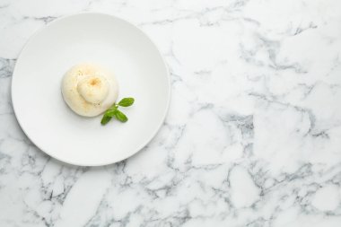 Beyaz mermer masada fesleğenli nefis burrata peyniri, üst manzara. Metin için boşluk
