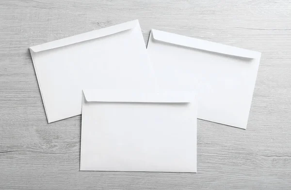 Bílé Papírové Obálky Dřevěném Stole Ploché Ležely — Stock fotografie