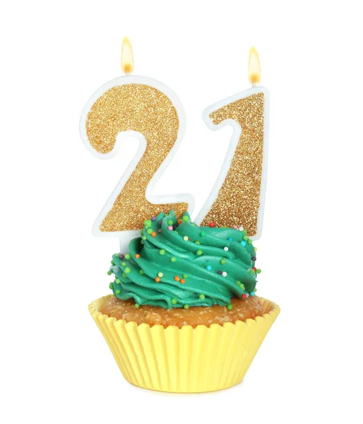 21歳の誕生日 白い背景の上にパーティーの年齢の来るための番号の形のろうそくとおいしいカップケーキ — ストック写真