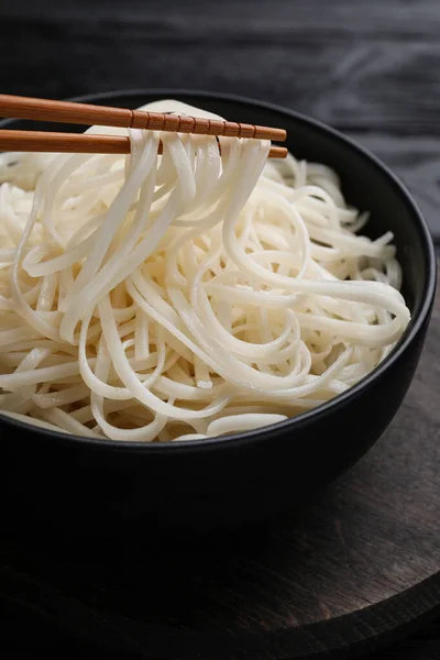 Taking Rice Noodles Chopsticks Bowl Black Table Closeup — Stock Photo, Image