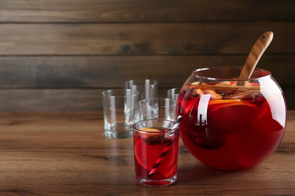 Ένα Μπολ Υπέροχο Αρωματικό Ποτό Και Ποτήρια Ξύλινο Τραπέζι Χώρος — Φωτογραφία Αρχείου