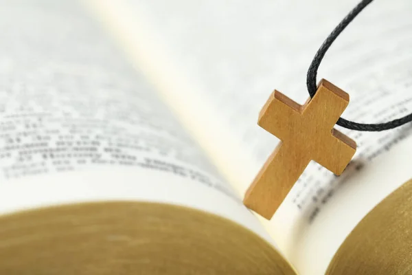 Cruz Cristiana Biblia Abierta Vista Cerca — Foto de Stock