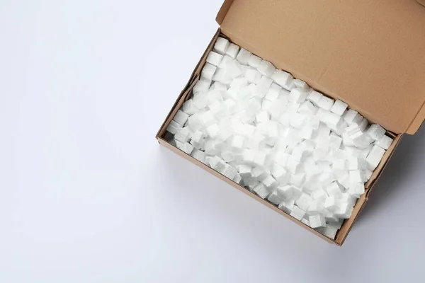 Картонная Коробка Пенопластовыми Кубиками Изолированными Белом Вид Сверху — стоковое фото