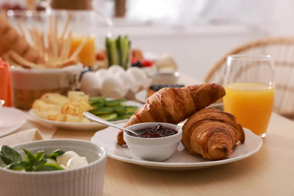 Platos Con Diferentes Alimentos Mesa Habitación Almuerzo Lujo —  Fotos de Stock