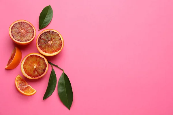 熟したシチリアオレンジとピンクの背景に葉 平らなレイアウト テキストのスペース — ストック写真