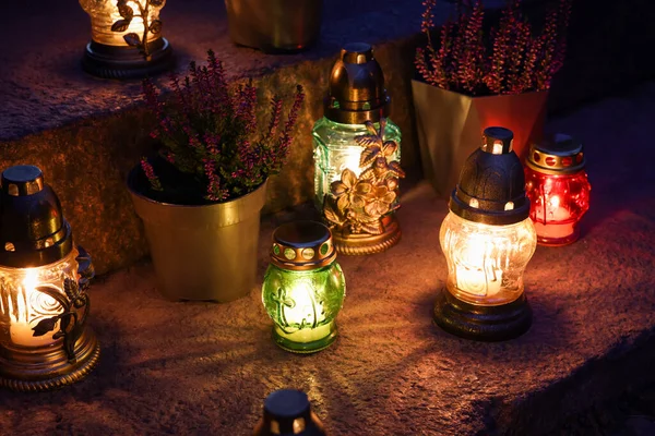 Lanternas Graves Diferentes Com Velas Acesas Superfície Pedra Noite — Fotografia de Stock