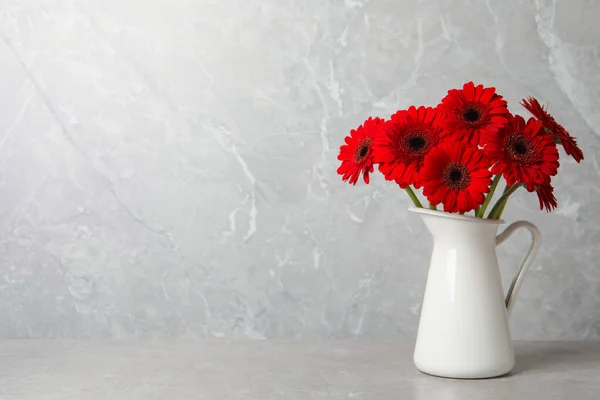 Boeket Van Mooie Rode Gerbera Bloemen Keramische Kan Lichtgrijze Achtergrond — Stockfoto