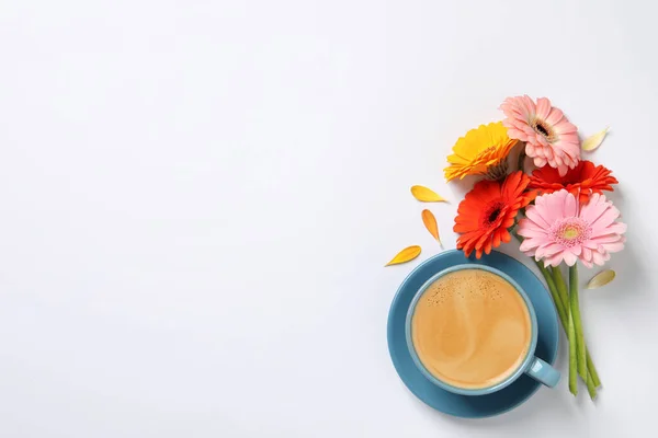 Hermosas Flores Gerberas Colores Pétalos Taza Café Sobre Fondo Blanco — Foto de Stock