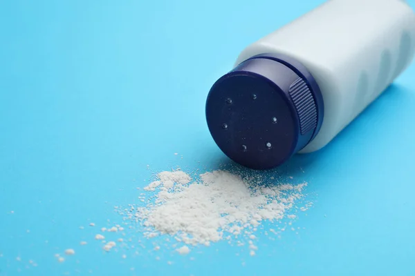 Fles Verstrooid Stofpoeder Lichtblauwe Achtergrond Baby Cosmetisch Product — Stockfoto