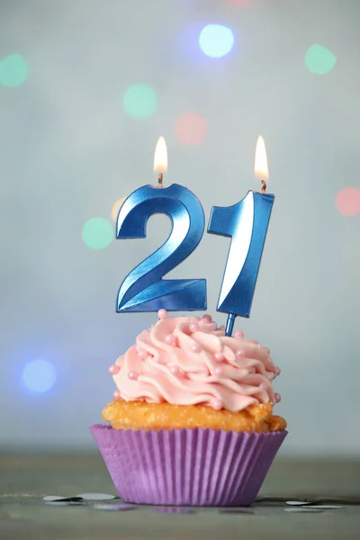 21岁生日 美味的纸杯蛋糕 有数字形状的蜡烛 可供成人派对用 放在浅蓝色桌子上 — 图库照片