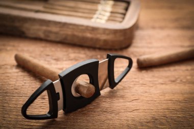 Tahta masada giyotin makası olan purolar.