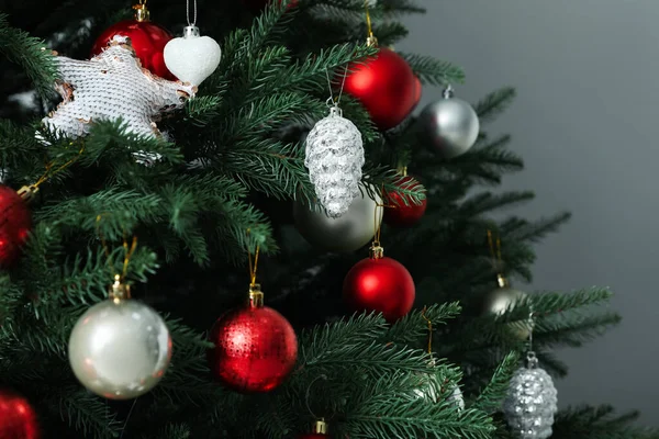 Όμορφα Διακοσμημένο Χριστουγεννιάτικο Δέντρο Γκρι Φόντο Closeup — Φωτογραφία Αρχείου