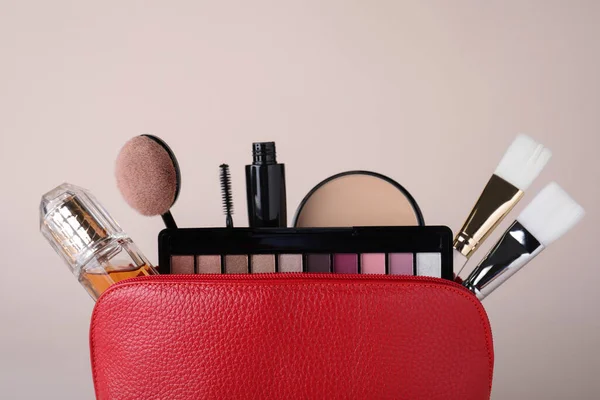 Kosmetiktasche Mit Make Produkten Und Accessoires Auf Beigem Hintergrund Raum — Stockfoto