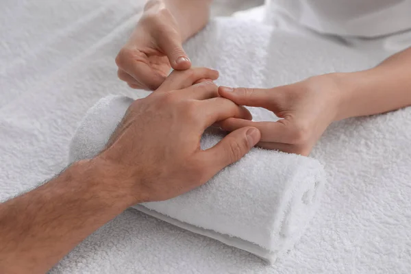 Mann Erhält Handmassage Auf Weichem Handtuch Nahaufnahme — Stockfoto