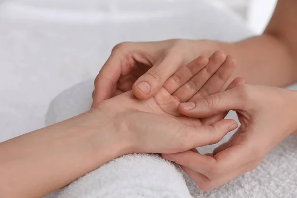 Frau Erhält Handmassage Auf Weichem Handtuch Nahaufnahme — Stockfoto