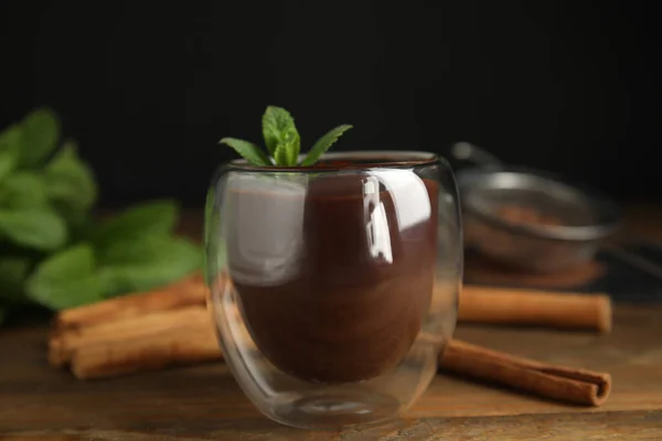 Ein Glas Leckere Heiße Schokolade Mit Frischer Minze Und Zimtstangen — Stockfoto