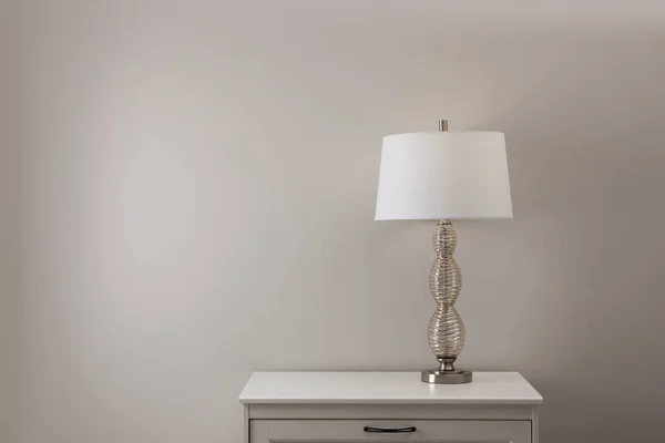 Mesa Cabeceira Madeira Com Lâmpada Perto Parede Branca Sala Espaço — Fotografia de Stock