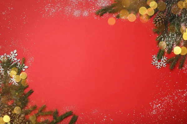 テキスト用スペース付きクリスマスグリーティングカード モミの木の枝や赤い背景にお祝いの装飾のフラットレイアウト組成 — ストック写真