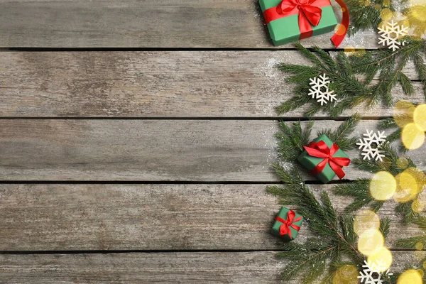 圣诞贺卡有文字空间 杉树枝干的平坦布局和木制背景上的喜庆装饰 — 图库照片