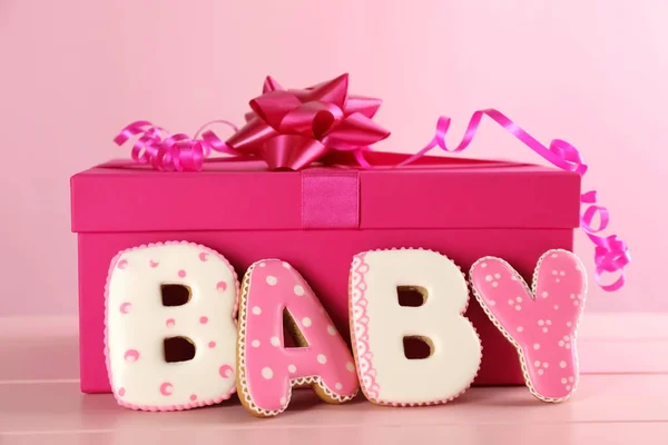 Woord Baby Gemaakt Van Lekkere Koekjes Geschenkdoos Roze Houten Tafel — Stockfoto