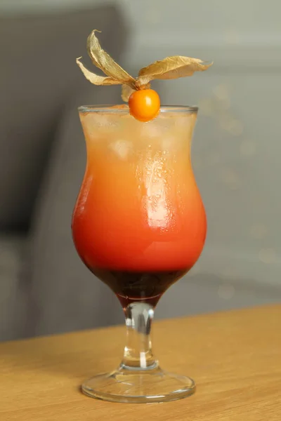 Cocktail Rinfrescante Decorato Con Frutta Physalis Sul Tavolo Legno All — Foto Stock