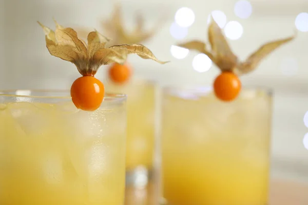 Erfrischende Cocktails Mit Physalis Früchten Gegen Verschwommenes Festliches Licht Nahaufnahme — Stockfoto