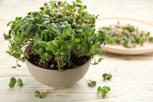 Microgreens Radis Frais Dans Bol Sur Une Table Bois Blanc — Photo