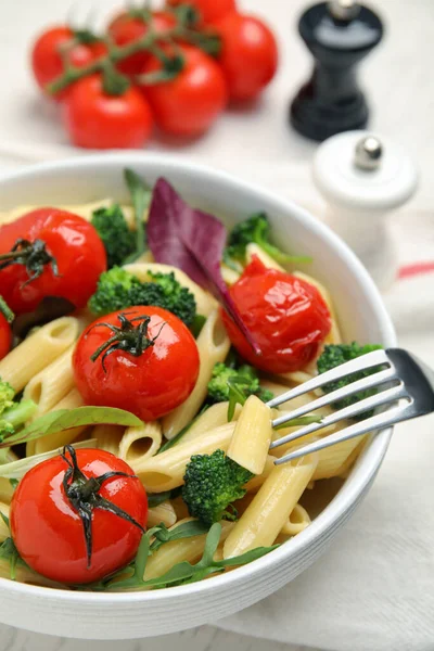 Schüssel Mit Leckeren Nudeln Mit Tomaten Rucola Und Brokkoli Auf — Stockfoto