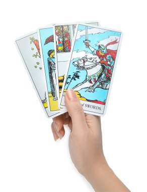 Beyaz arka planda tarot kartları tutan kadın, yakın plan.