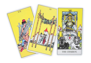Beyaz arkaplanda tarot kartları, üst görünüm