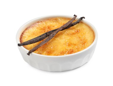 Beyaza izole edilmiş lezzetli creme brulee ve vanilya çubukları.