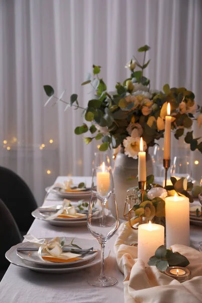 Festliche Tischdekoration Mit Schönem Dekor Drinnen — Stockfoto