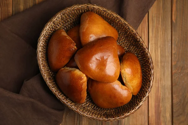 Cesta Vime Com Delicioso Pirozhki Assado Mesa Madeira Flat Lay — Fotografia de Stock