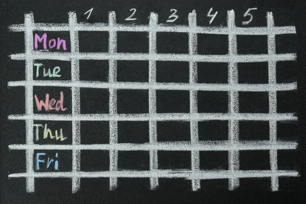ブラック チャークボードに描かれた毎週の学校の時刻表 — ストック写真