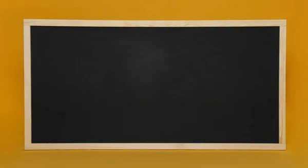 Tiszta Fekete Tábla Narancssárga Háttérrel Iskolai Felszerelés — Stock Fotó
