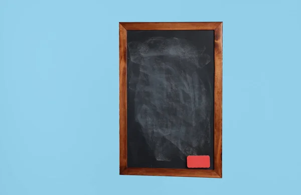 Vuil Zwart Krijtbord Met Stofdoek Lichtblauwe Ondergrond — Stockfoto