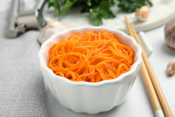 Вкусный Корейский Морковный Салат Миске Белом Столе — стоковое фото