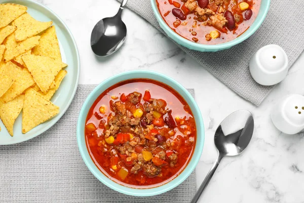 Lezzetli Biberli Makarna Beyaz Mermer Masada Tortilla Cipsi — Stok fotoğraf