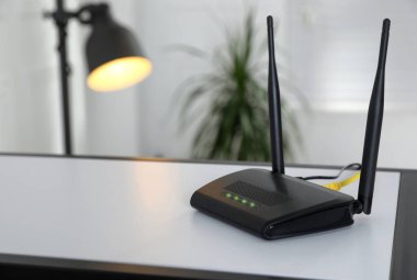 Modern Wi-Fi yönlendirici masa içinde. Metin için boşluk
