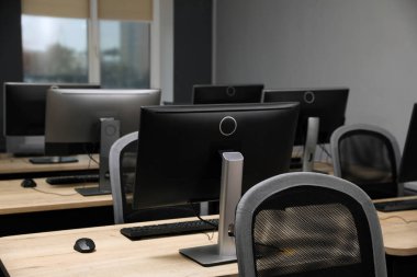 Açık uzay ofisindeki birçok modern bilgisayar