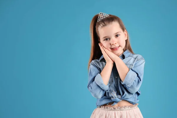 Nettes Mädchen Diadem Auf Hellblauem Hintergrund Platz Für Text Kleine — Stockfoto