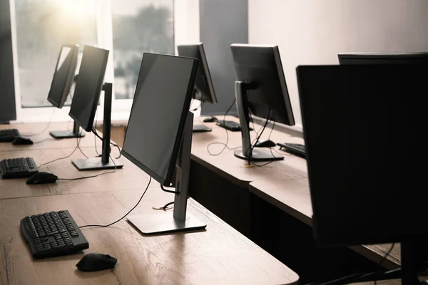 Muitos Computadores Modernos Escritório Espaço Aberto — Fotografia de Stock