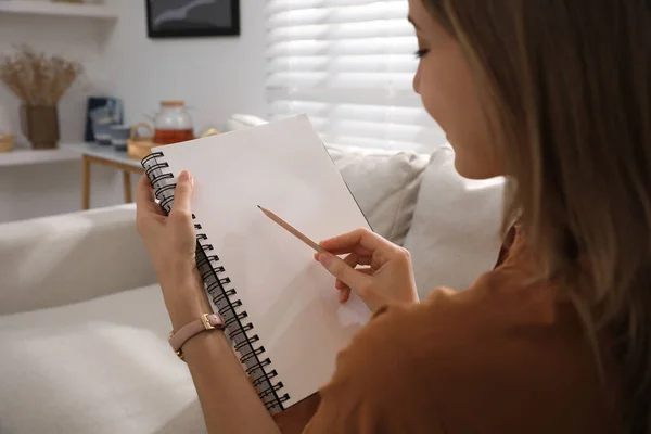 Evde Kalemle Çizim Yapan Genç Bir Kadın — Stok fotoğraf