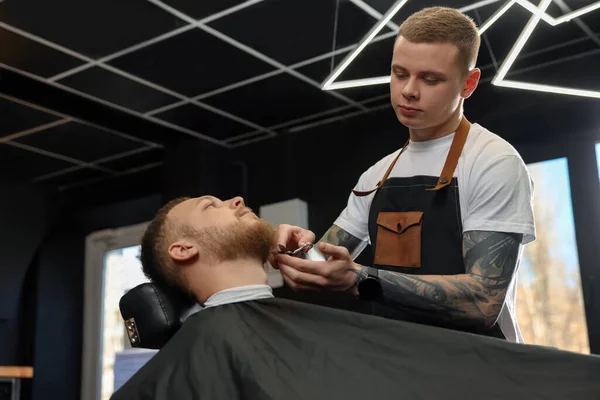 Cabeleireiro Profissional Trabalhando Com Cliente Barbudo Barbearia — Fotografia de Stock