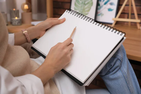 Vrouw Tekening Schetsboek Met Potlood Thuis Close — Stockfoto