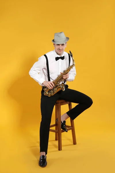 Jeune Homme Tenue Élégante Avec Saxophone Sur Fond Jaune — Photo