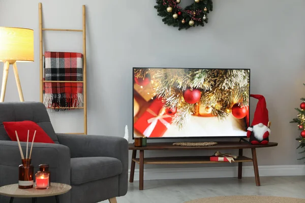 Stilvolles Wohnzimmerinterieur Mit Modernem Fernseher Und Weihnachtsdekor — Stockfoto