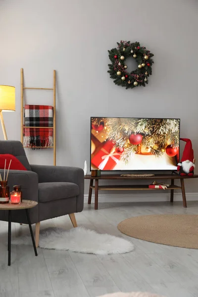 Stilvolles Wohnzimmerinterieur Mit Modernem Fernseher Und Weihnachtsdekor — Stockfoto