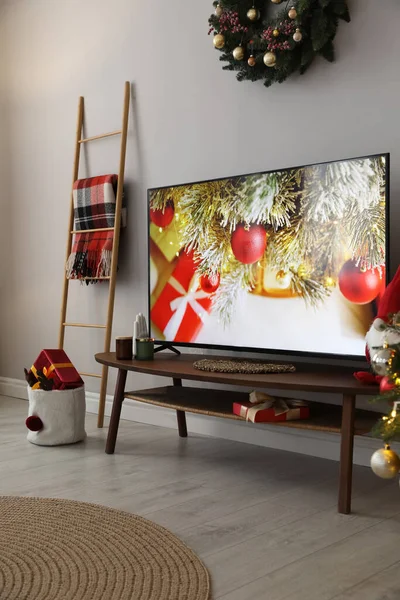 Moderner Fernseher Und Weihnachtsdekoration Zimmer — Stockfoto